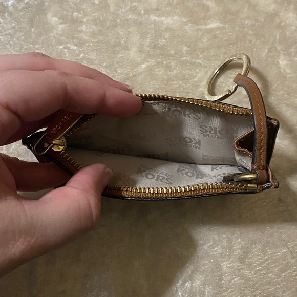 ⭐️100% Authentic Michael Kors Key Pouch⭐️ - Picture 2 of 4